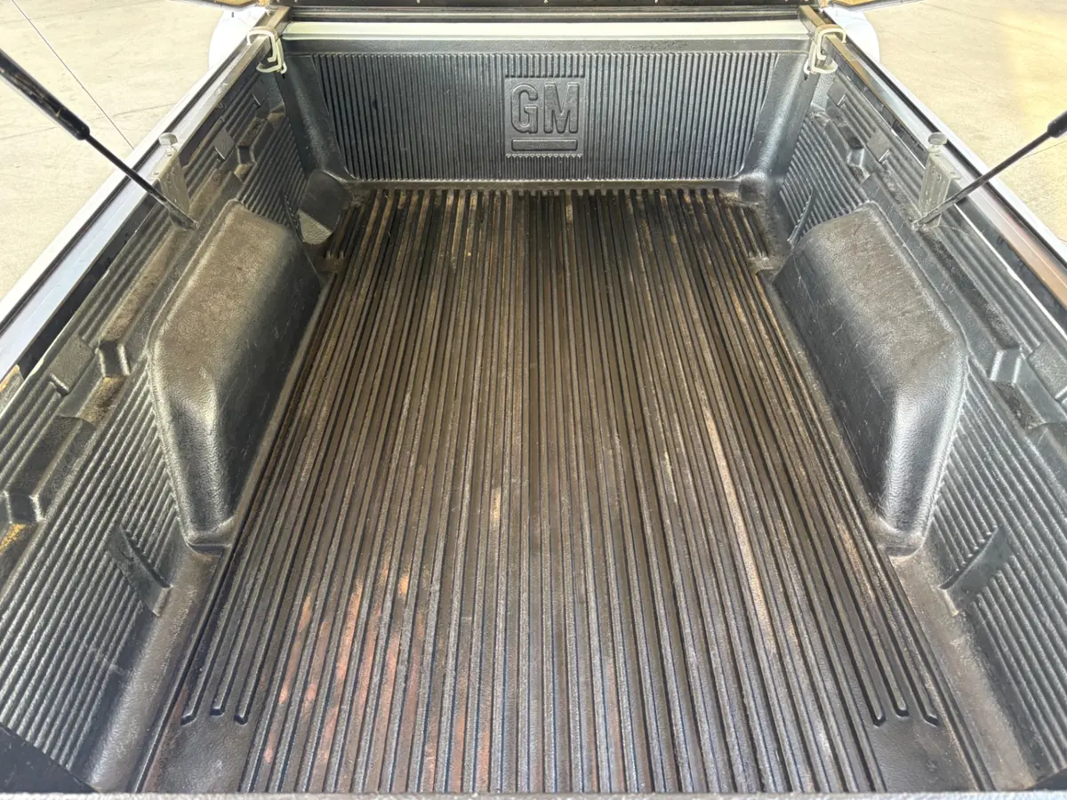 Vehicle photo 9
