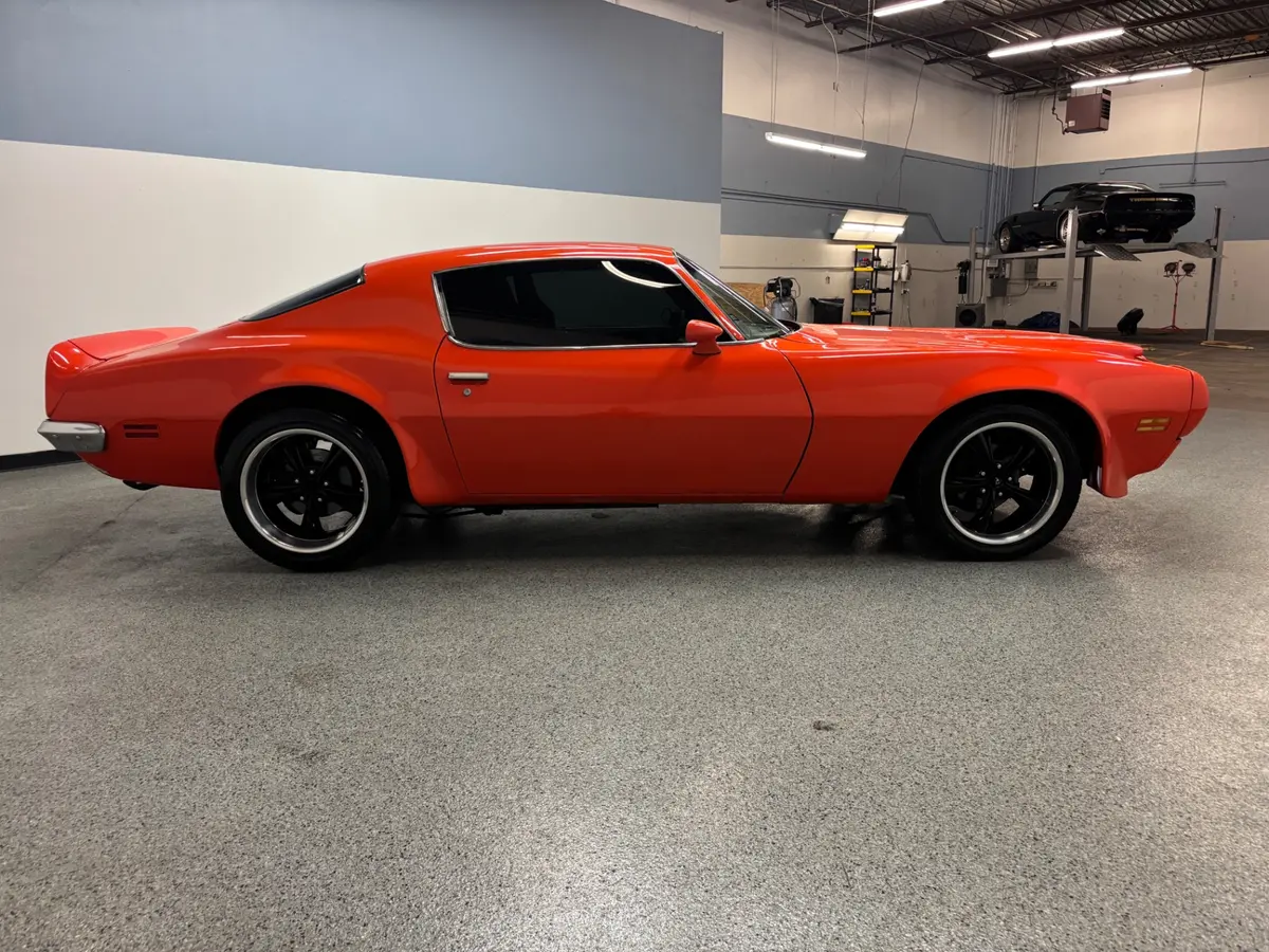 Vehicle photo 8