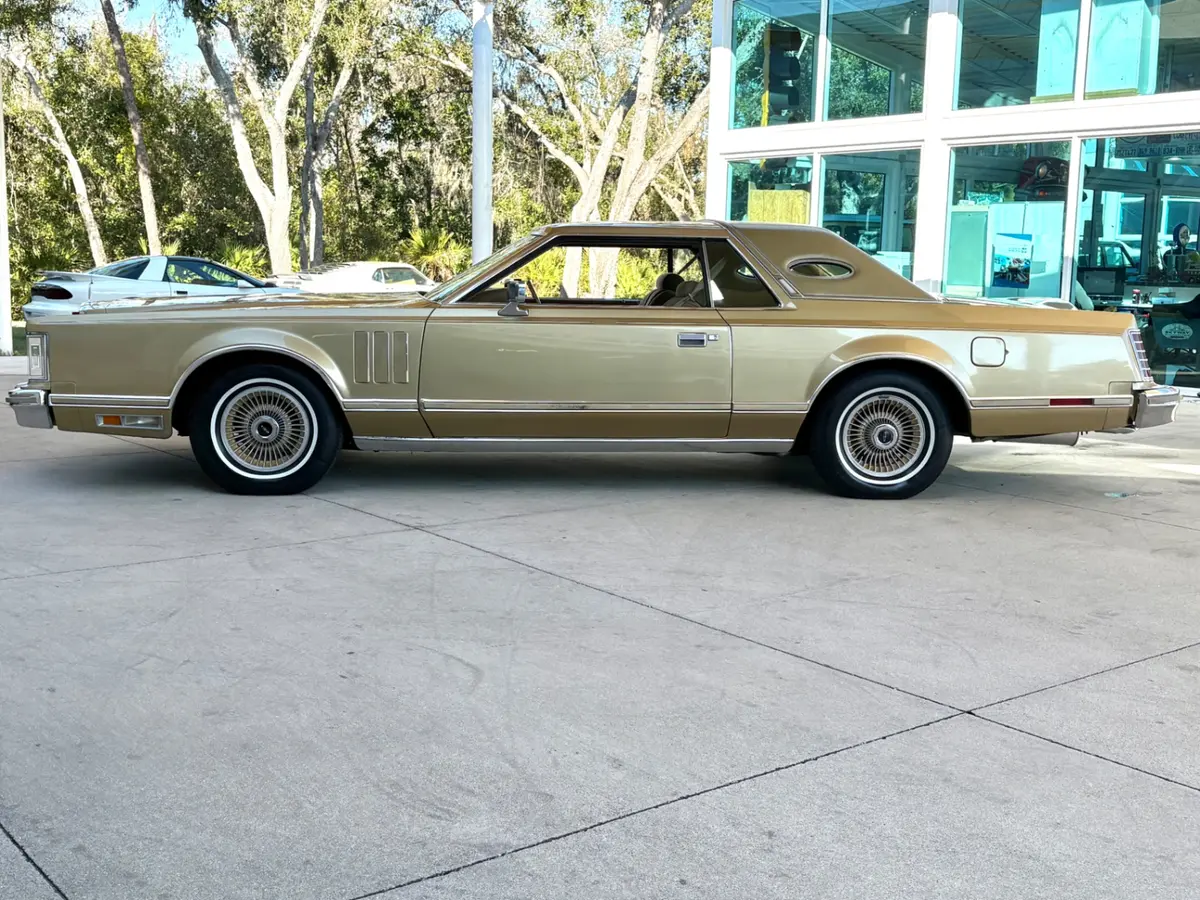 Vehicle photo 12
