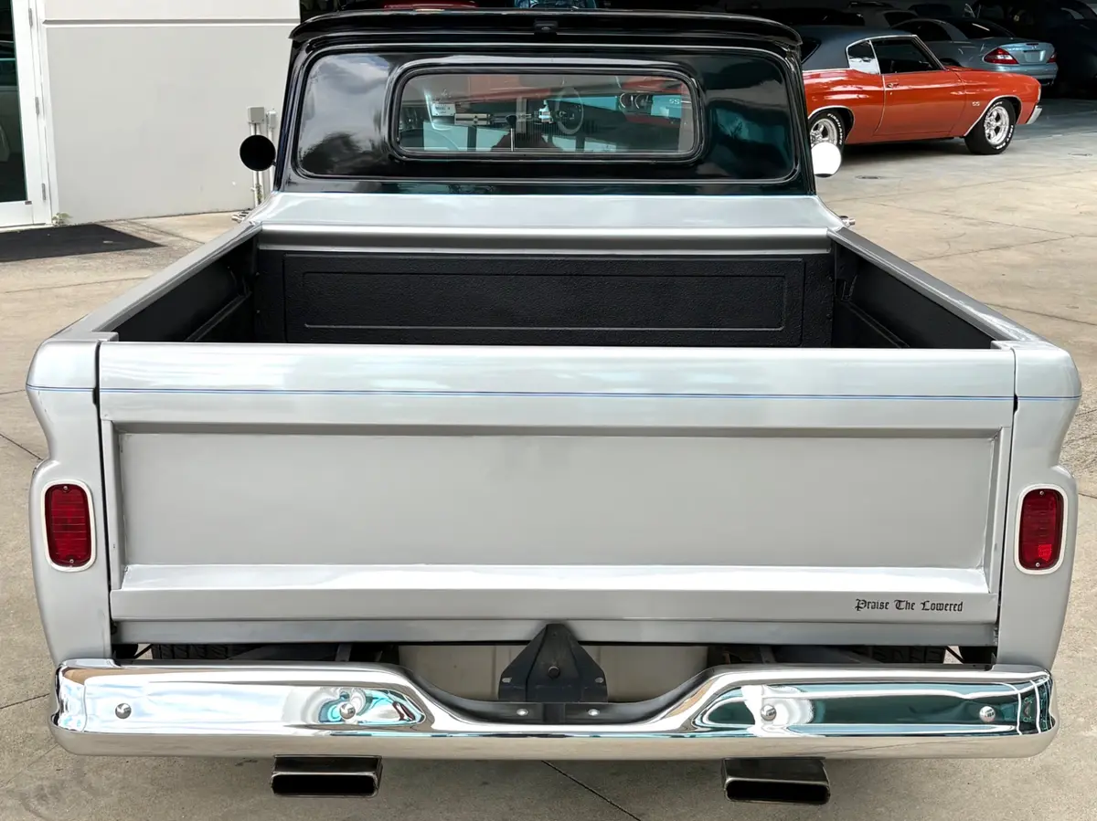 Vehicle photo 8