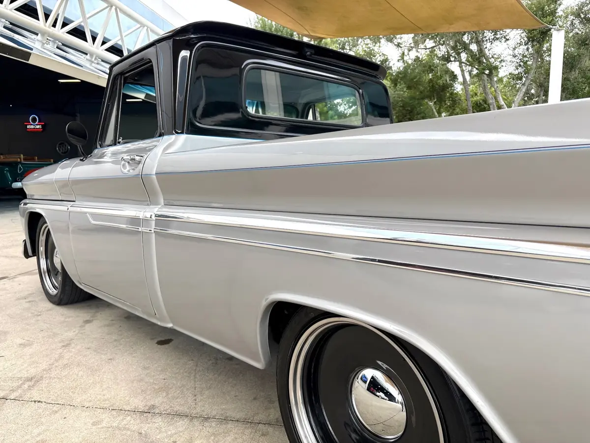 Vehicle photo 14