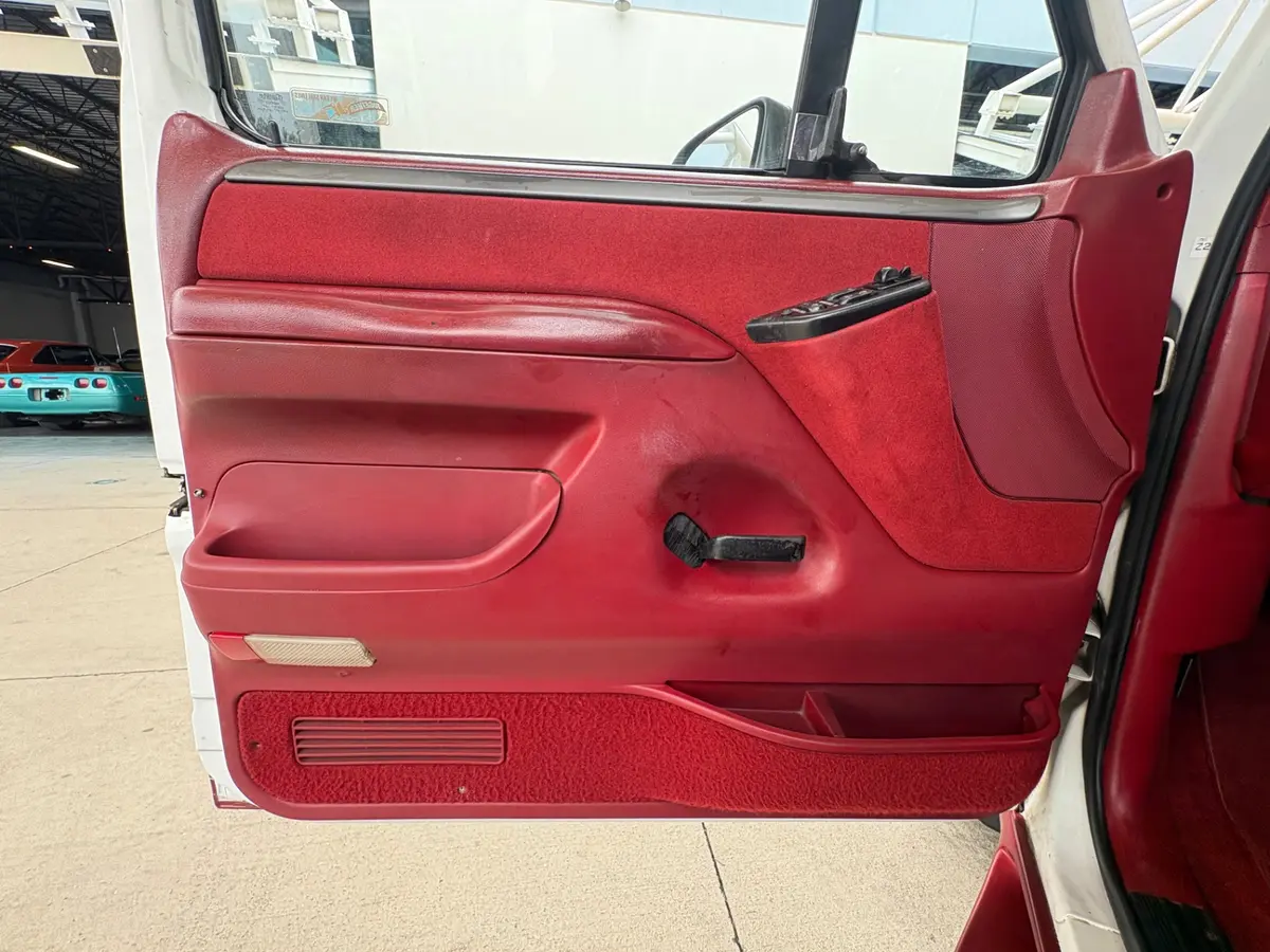 Vehicle photo 30