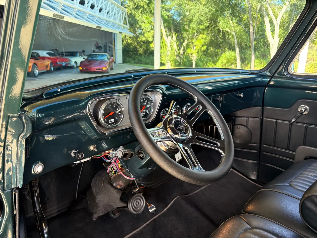 Vehicle photo 30