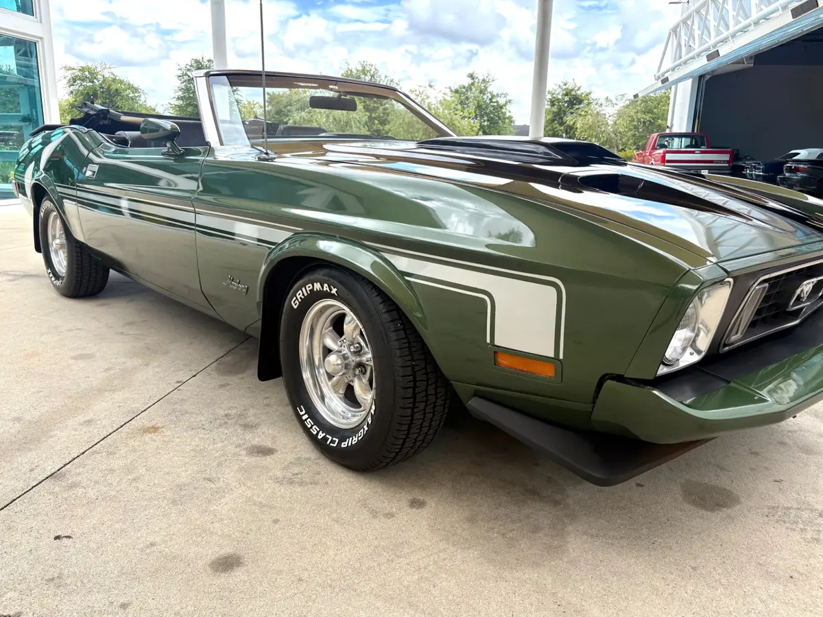 Vehicle photo 19