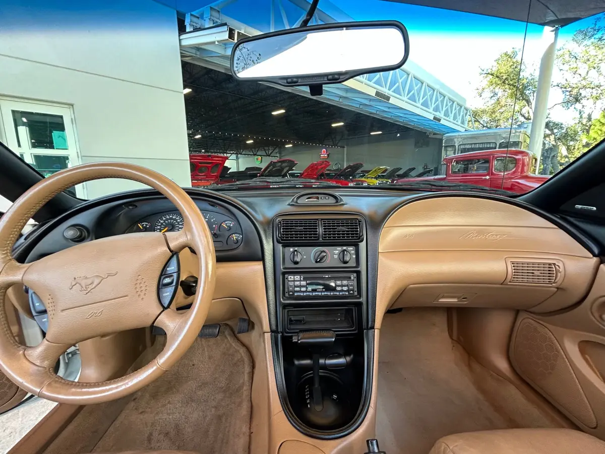 Vehicle photo 24