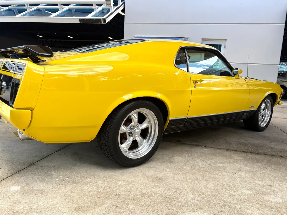 Vehicle photo 16