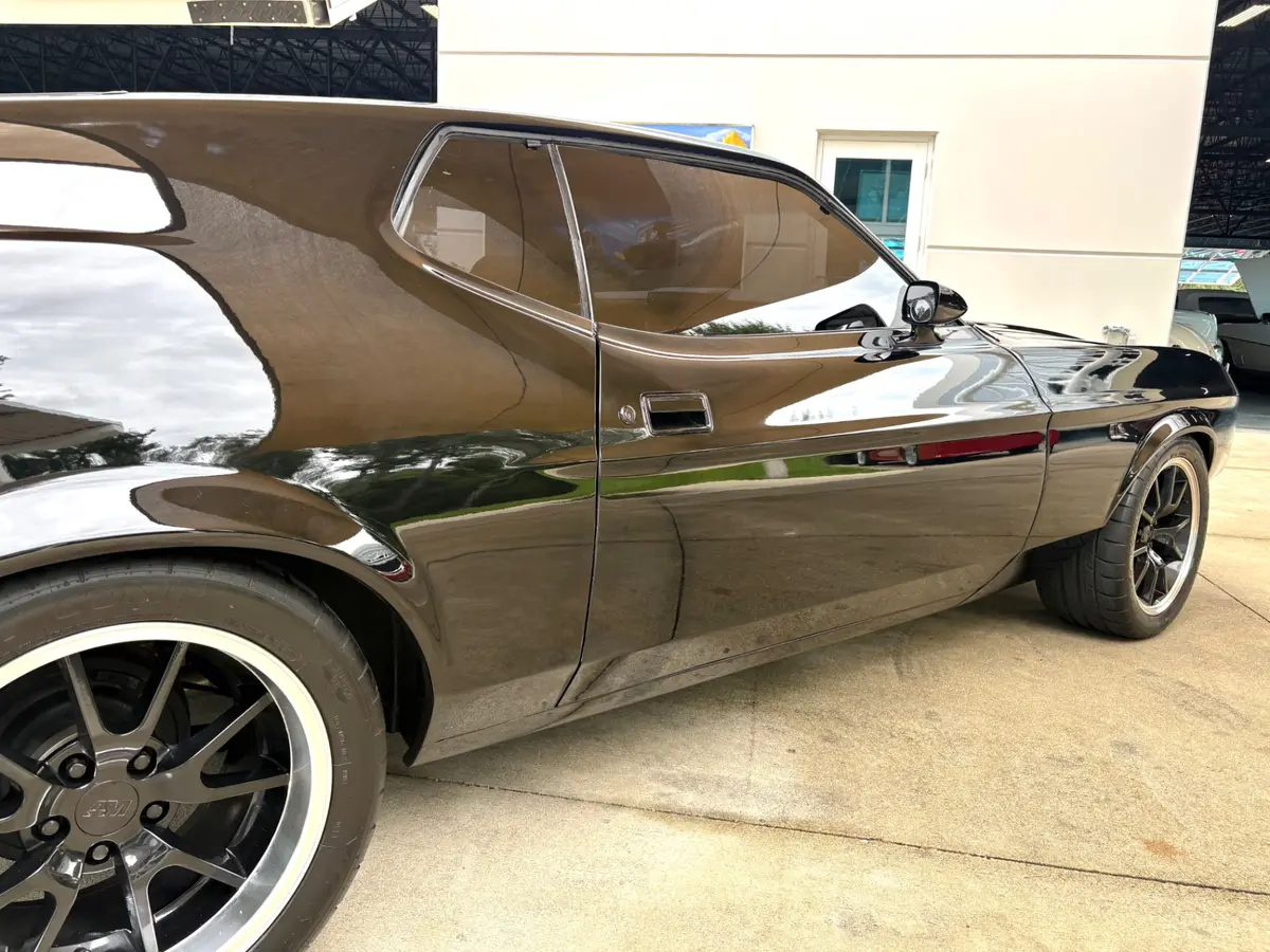 Vehicle photo 17
