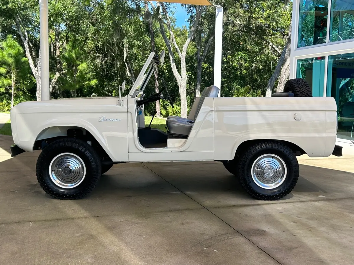 Vehicle photo 9