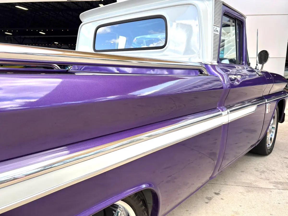 Vehicle photo 17