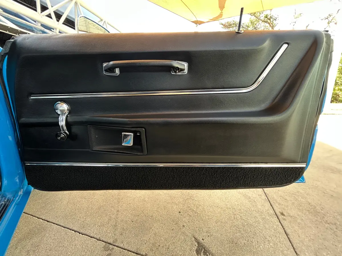 Vehicle photo 25