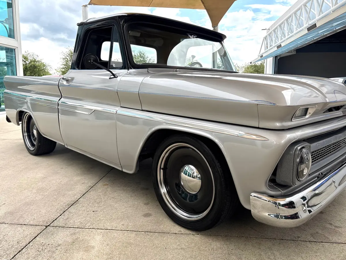 Vehicle photo 19