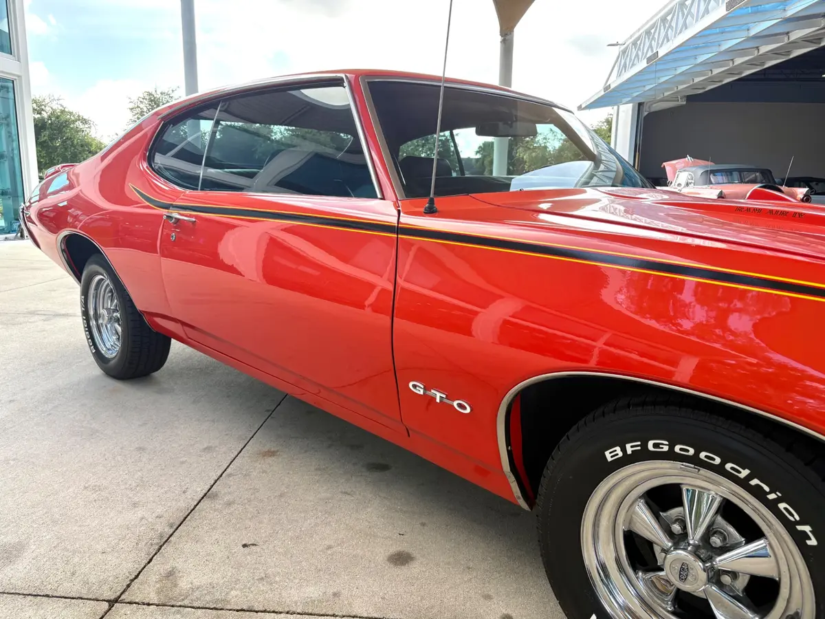 Vehicle photo 19
