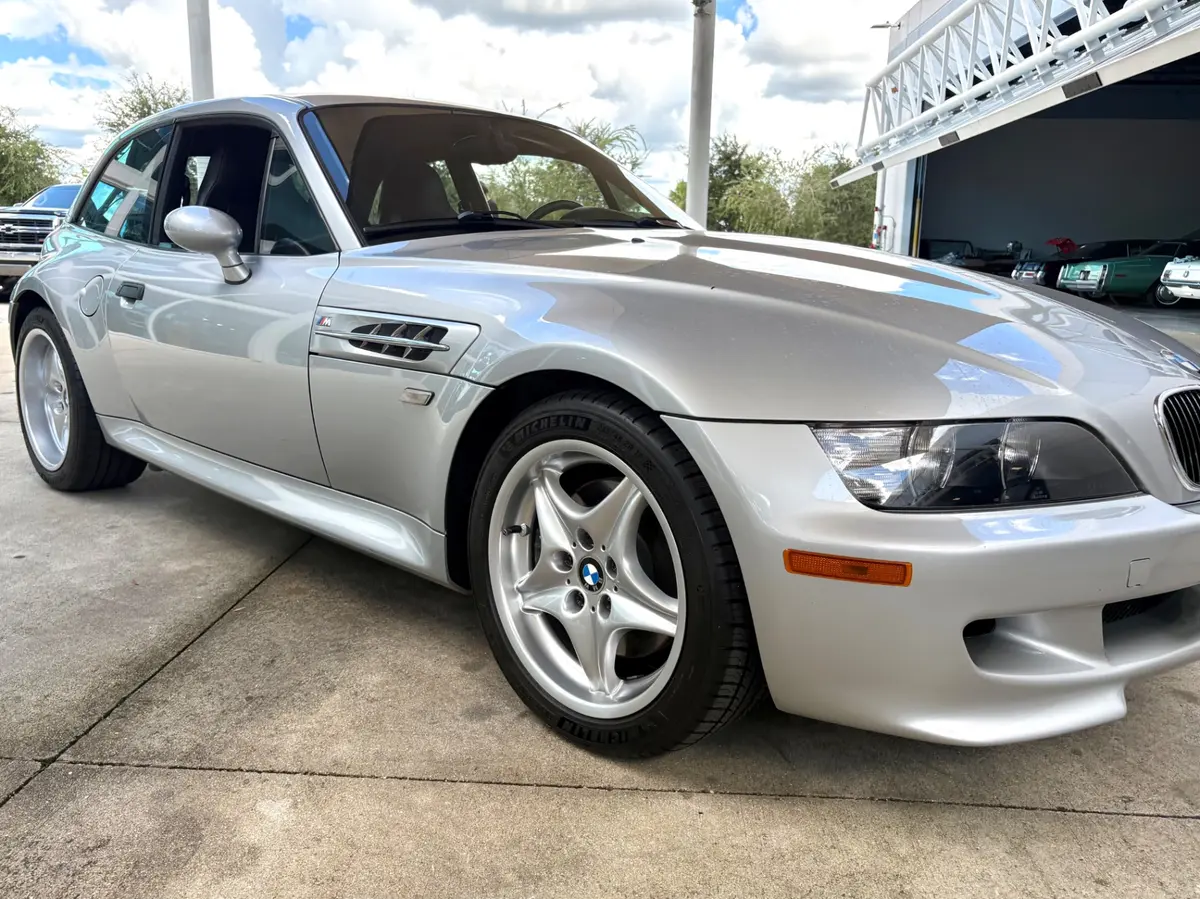 Vehicle photo 19