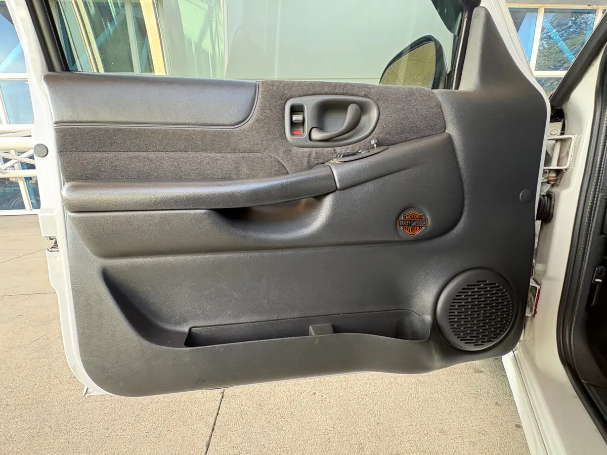 Vehicle photo 31