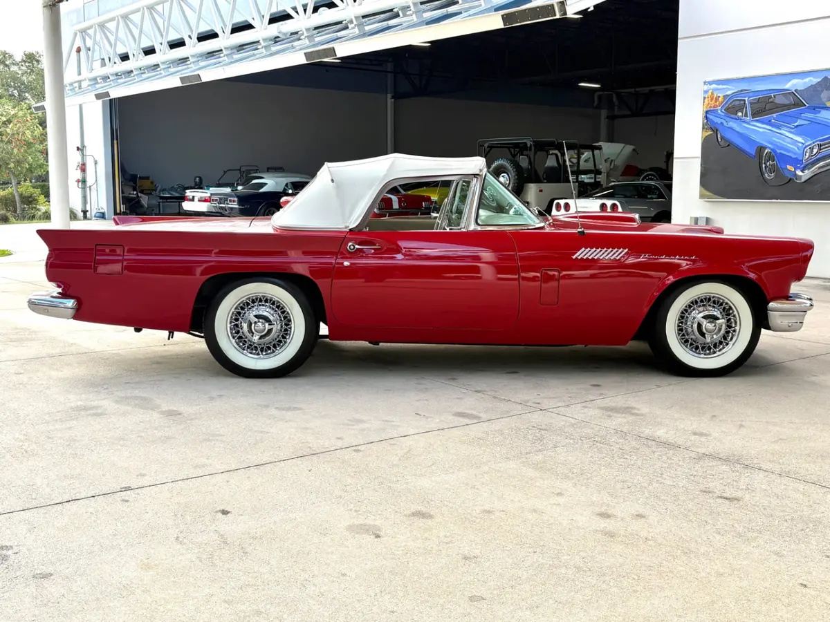 Vehicle photo 23
