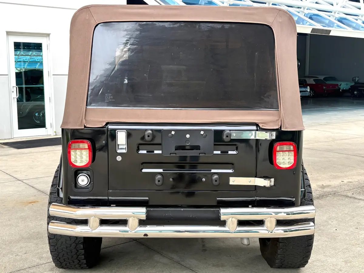 Vehicle photo 7