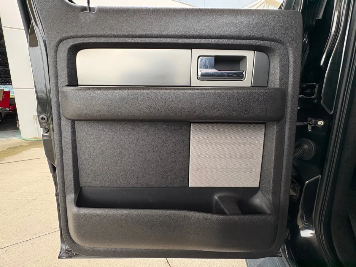 Vehicle photo 37