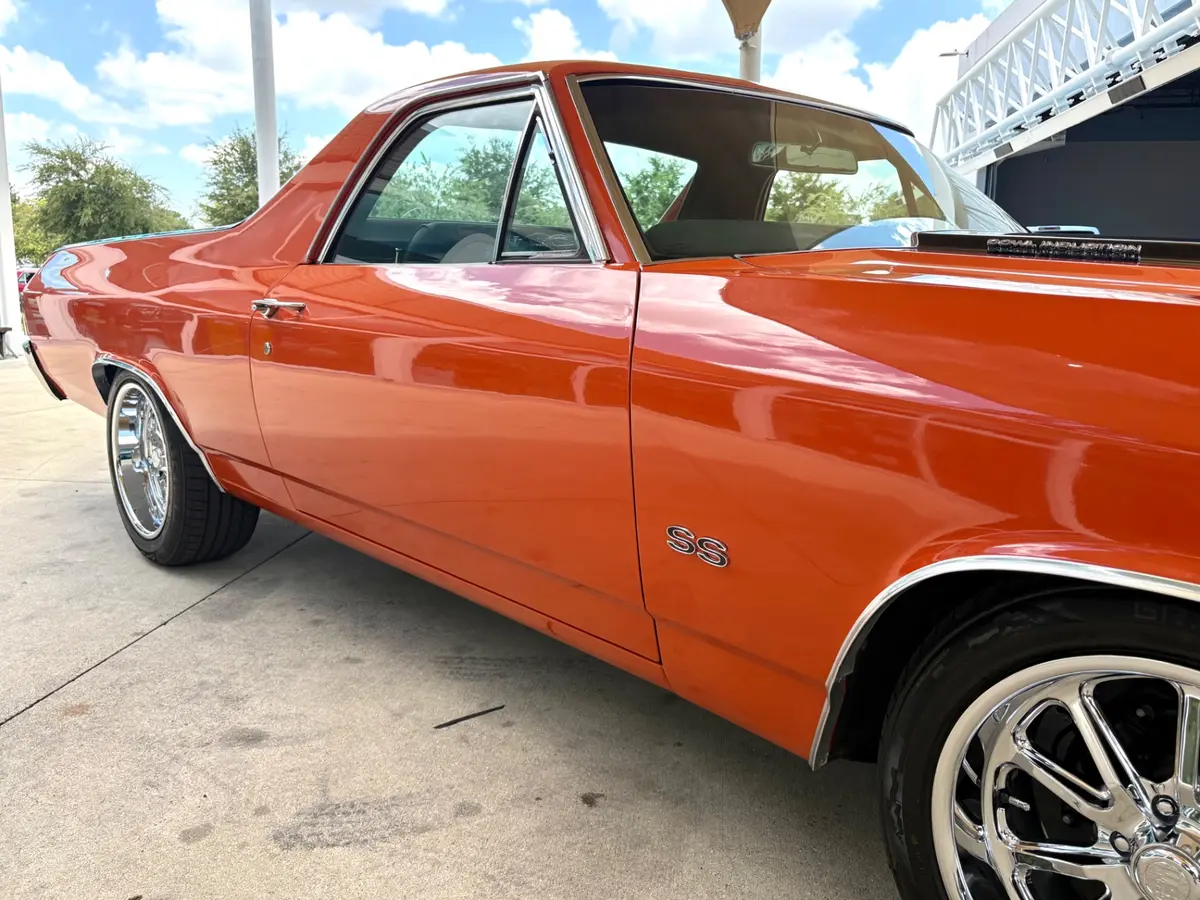 Vehicle photo 18