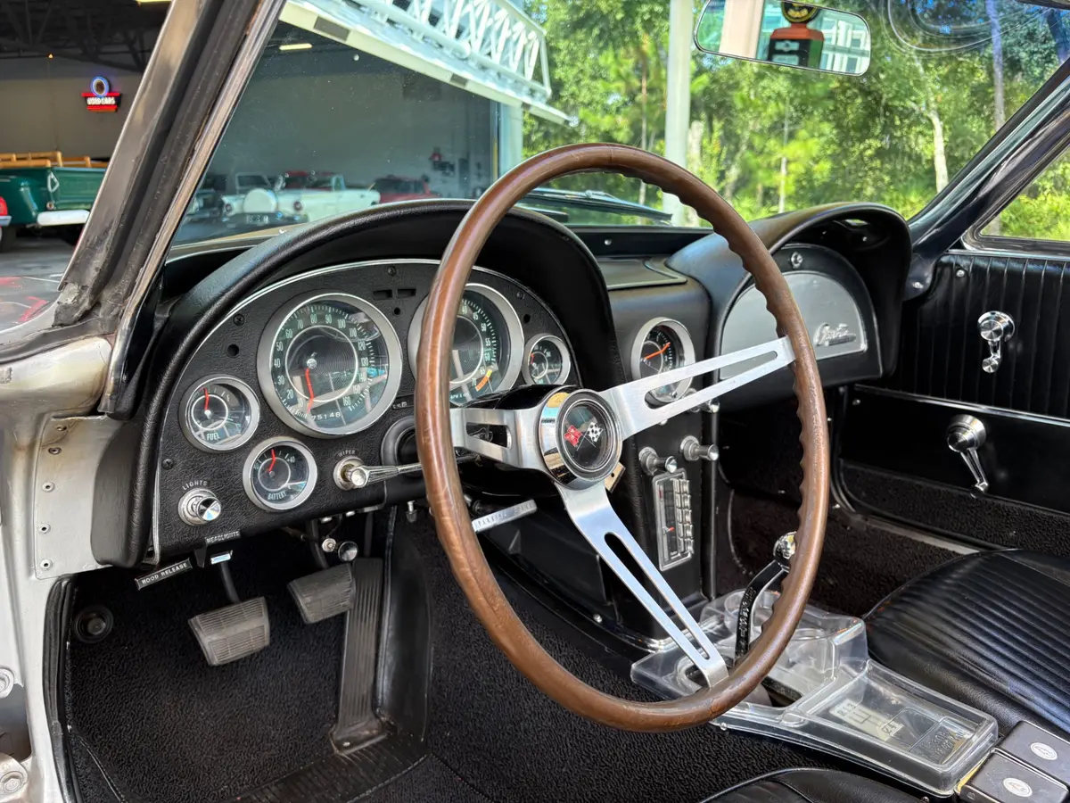 Vehicle photo 43