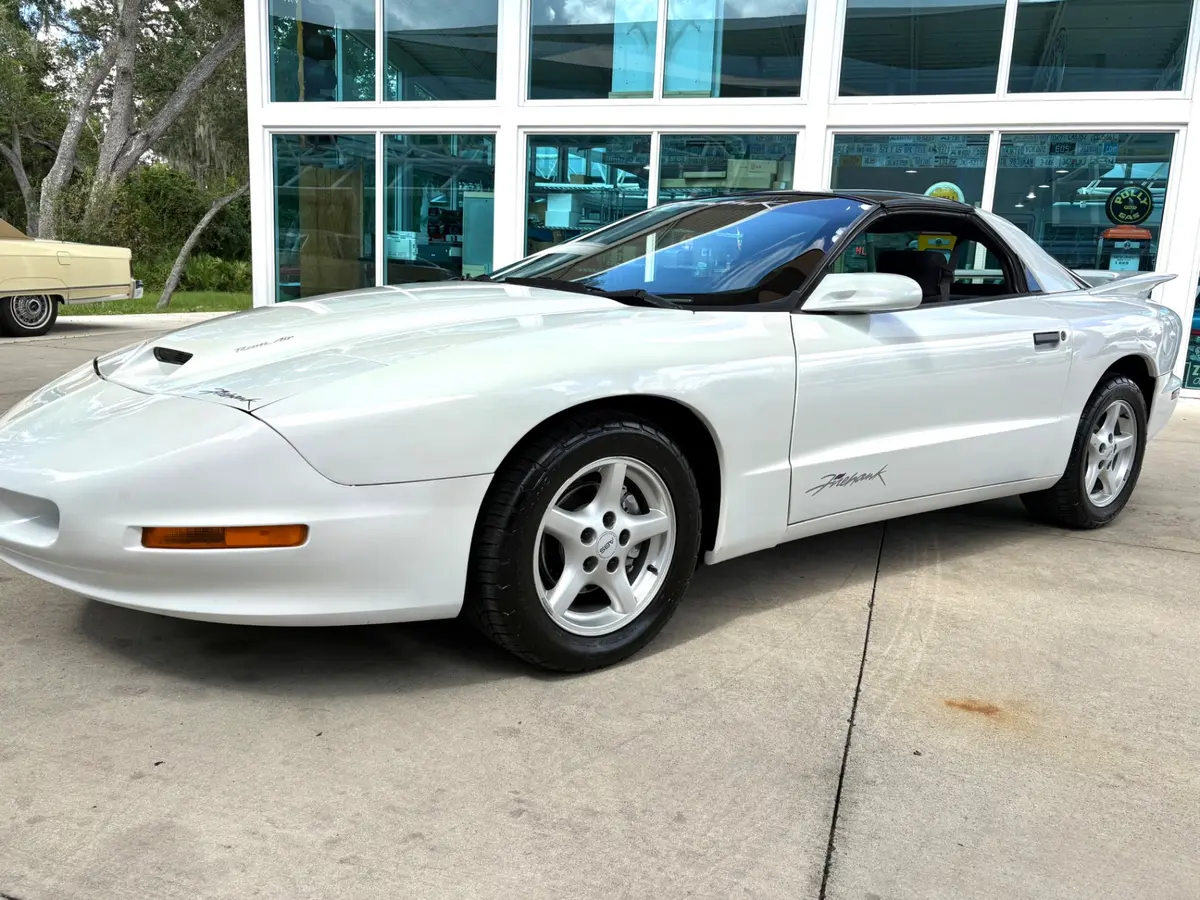 Vehicle photo 12