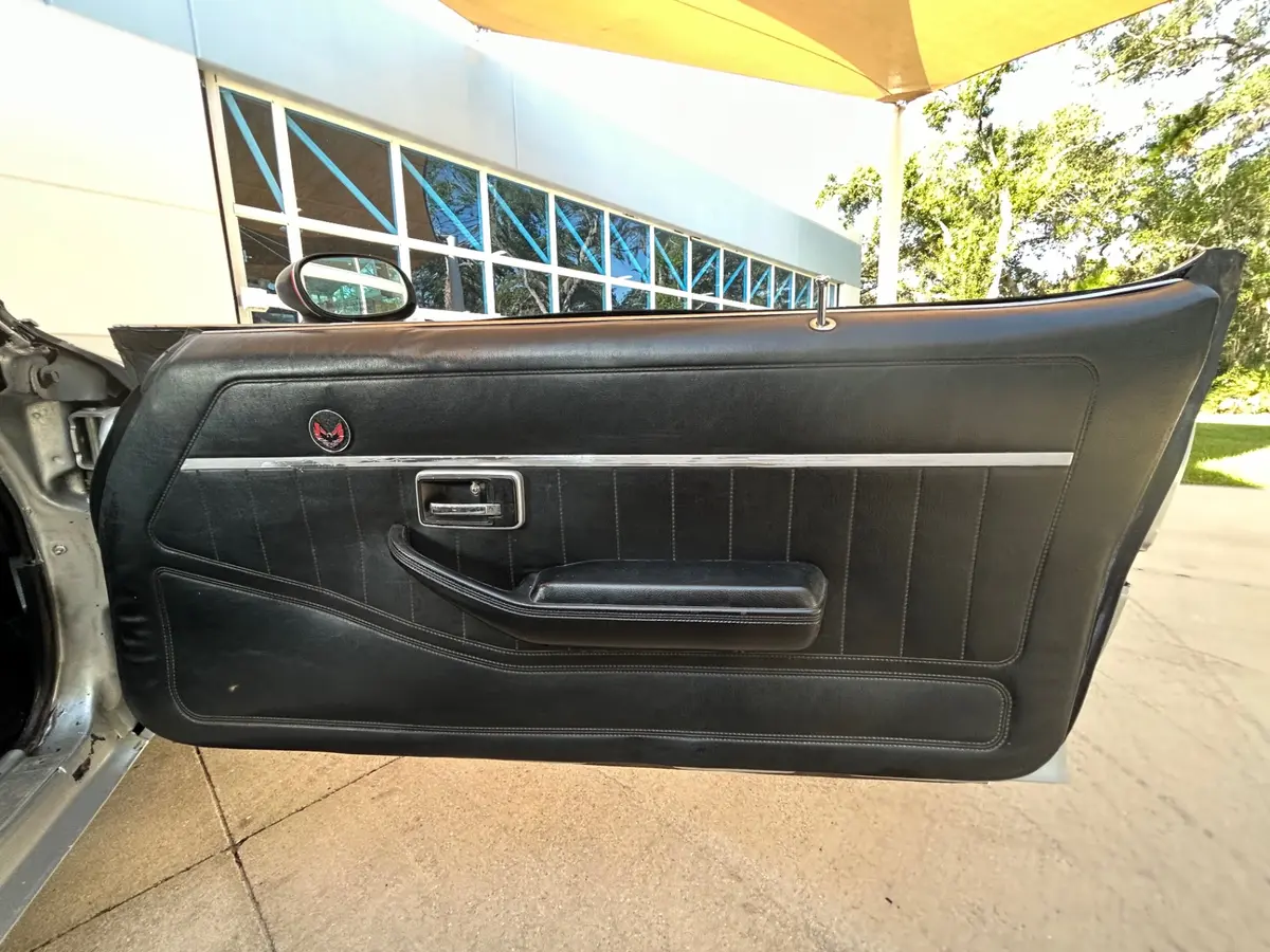 Vehicle photo 25