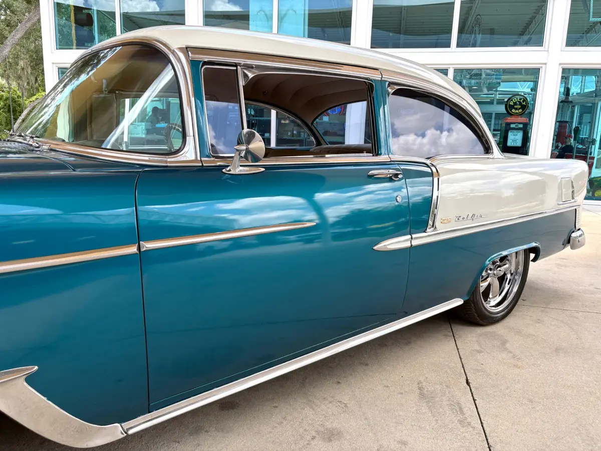 Vehicle photo 13
