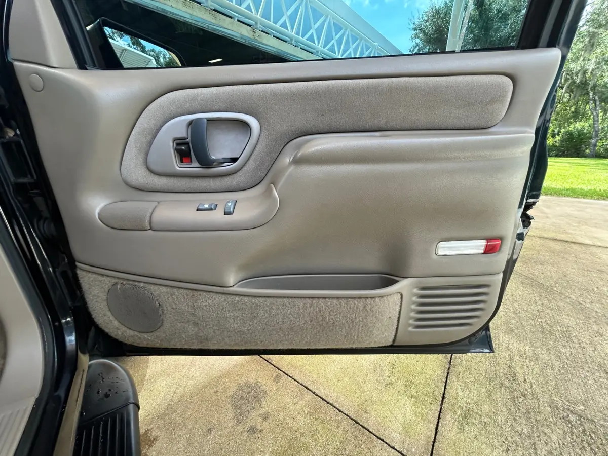 Vehicle photo 24
