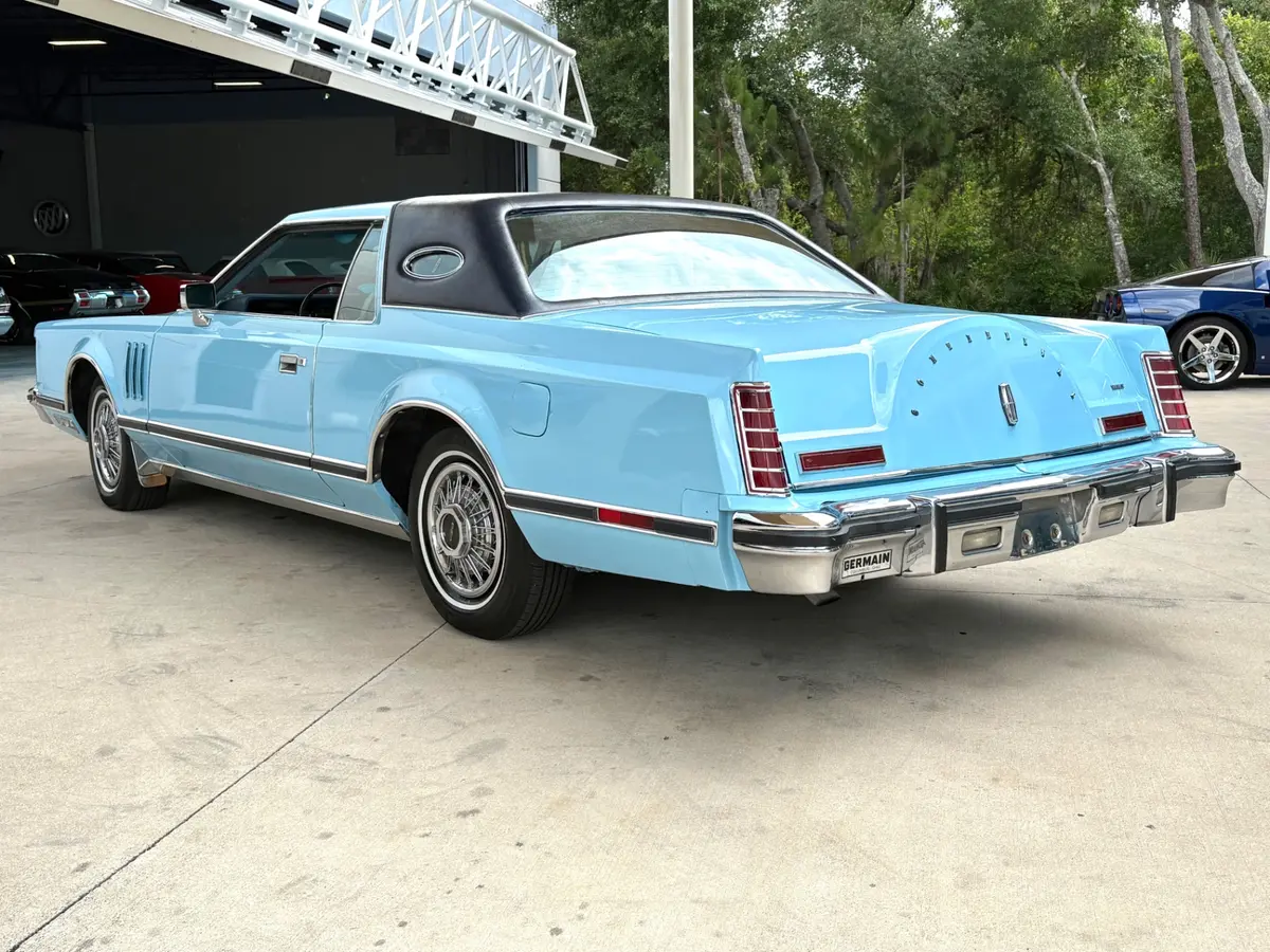 Vehicle photo 9