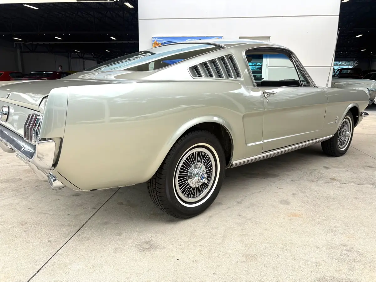 Vehicle photo 16