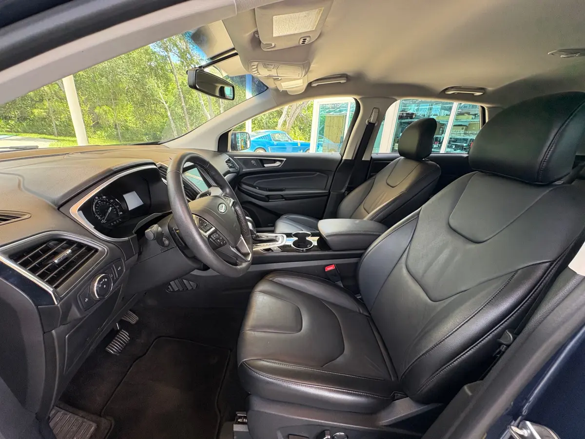 Vehicle photo 32