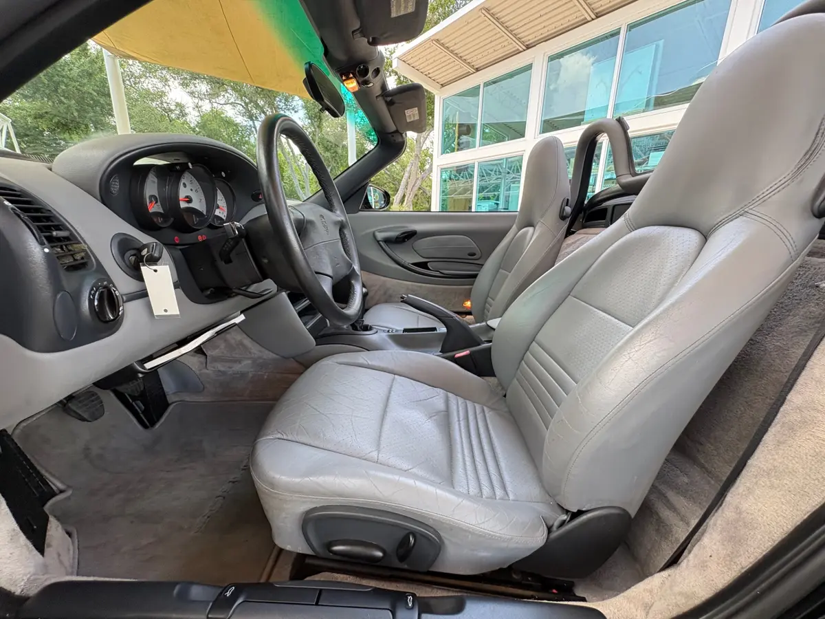 Vehicle photo 33
