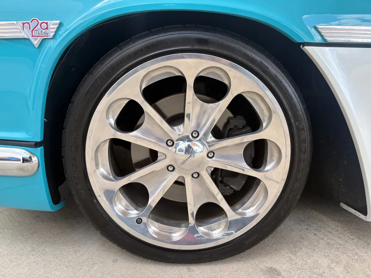 Vehicle photo 26