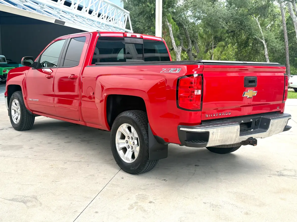 Vehicle photo 9