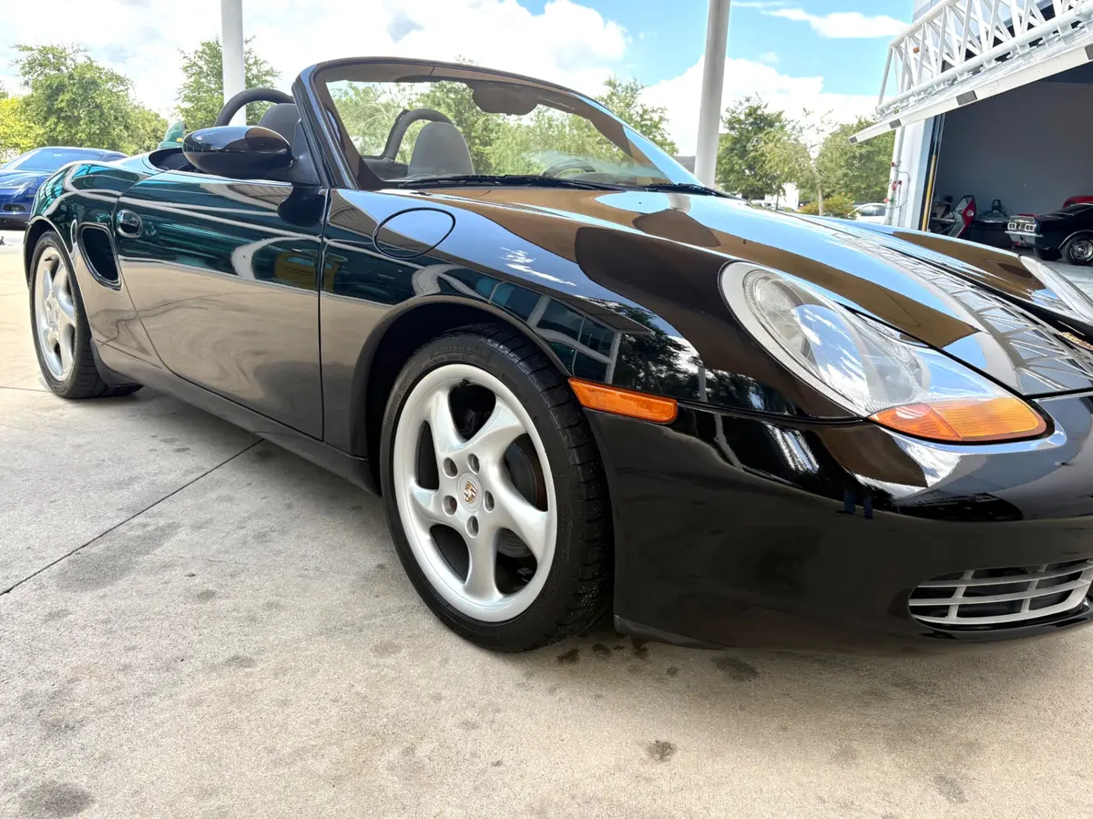 Vehicle photo 19