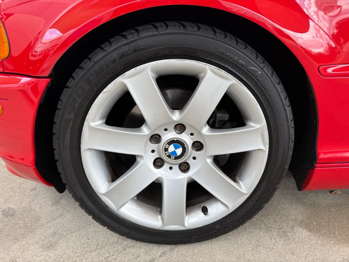 Vehicle photo 24