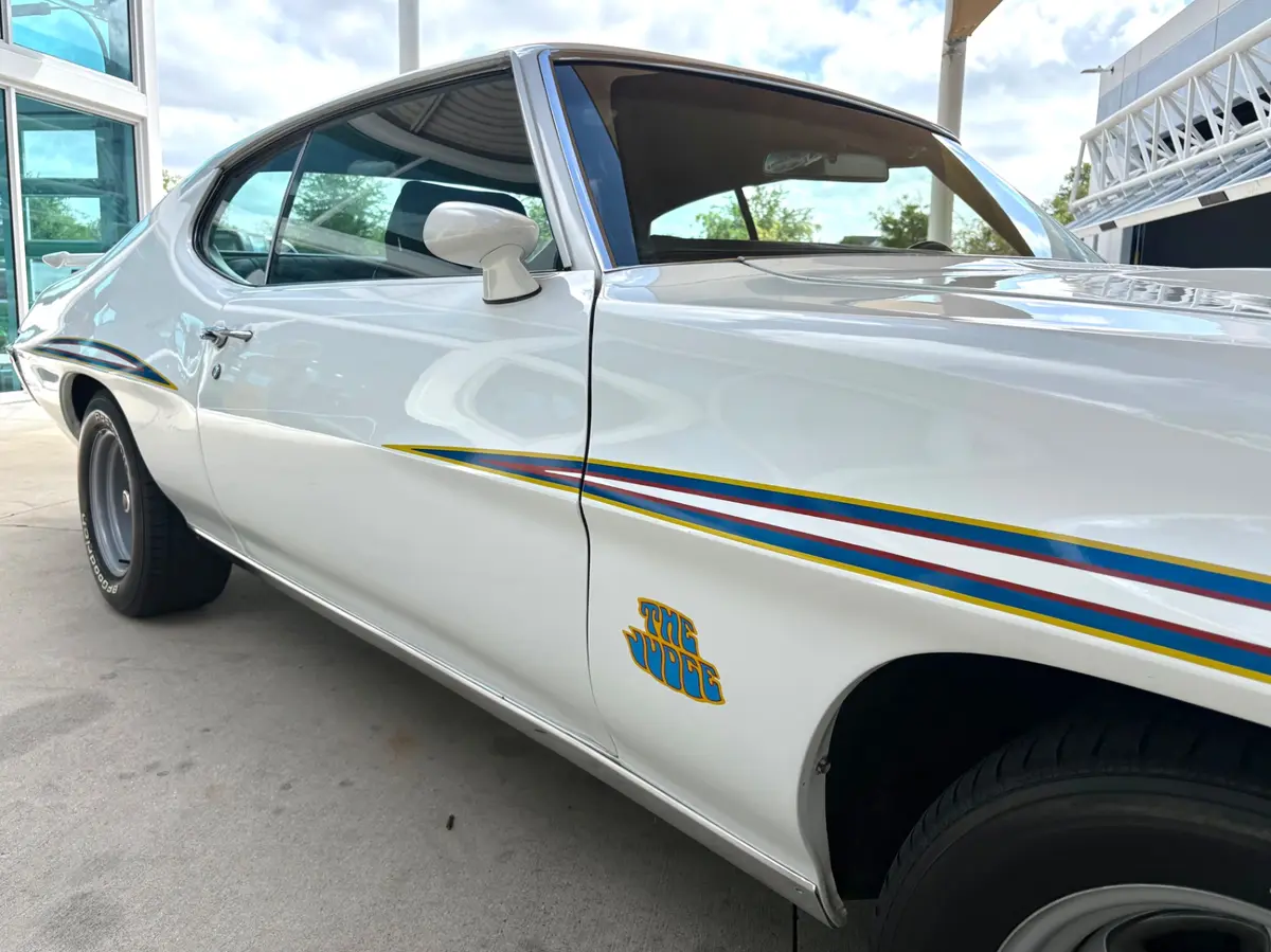 Vehicle photo 18
