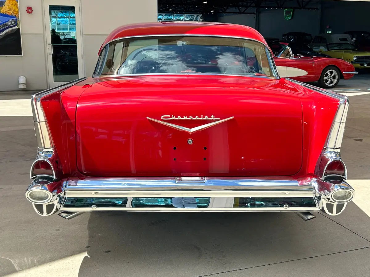 Vehicle photo 6