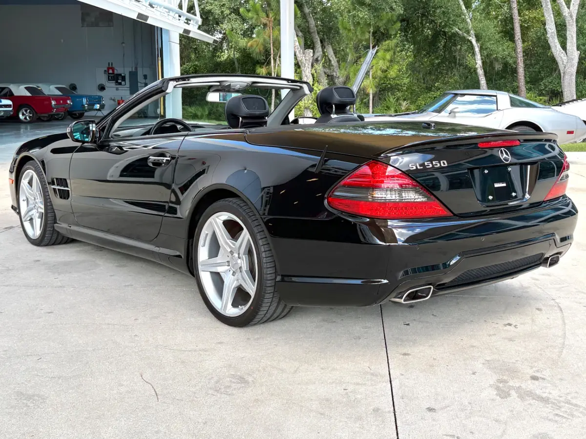 Vehicle photo 9