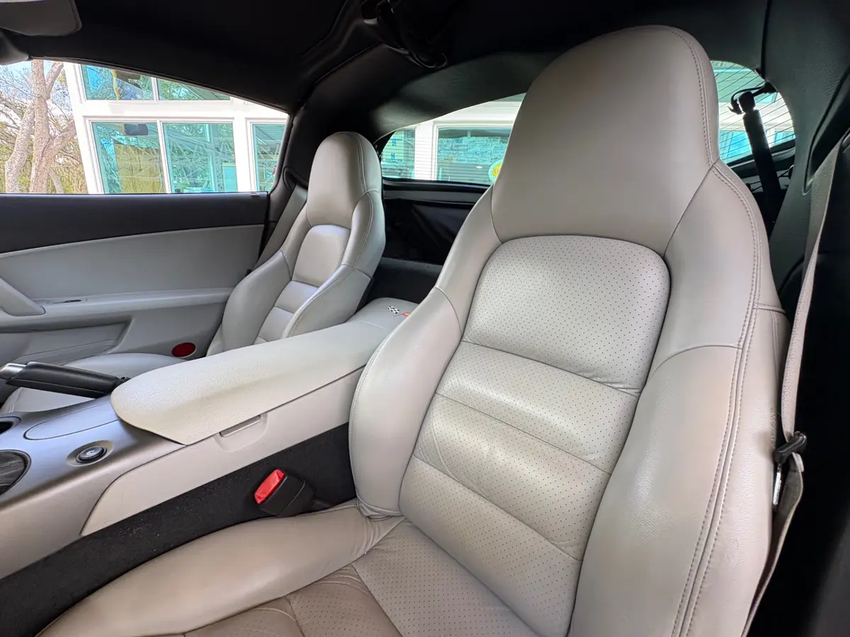 Vehicle photo 33