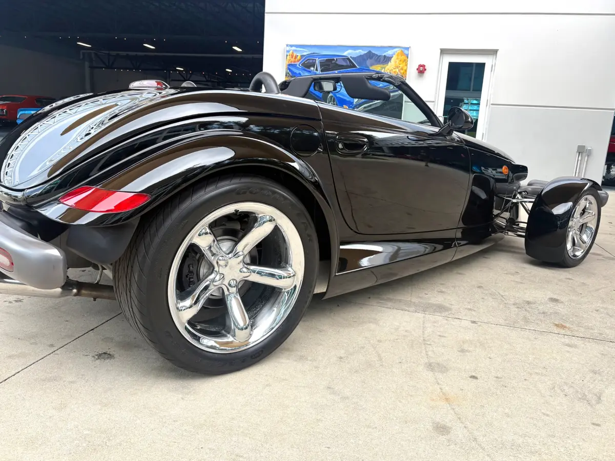 Vehicle photo 16