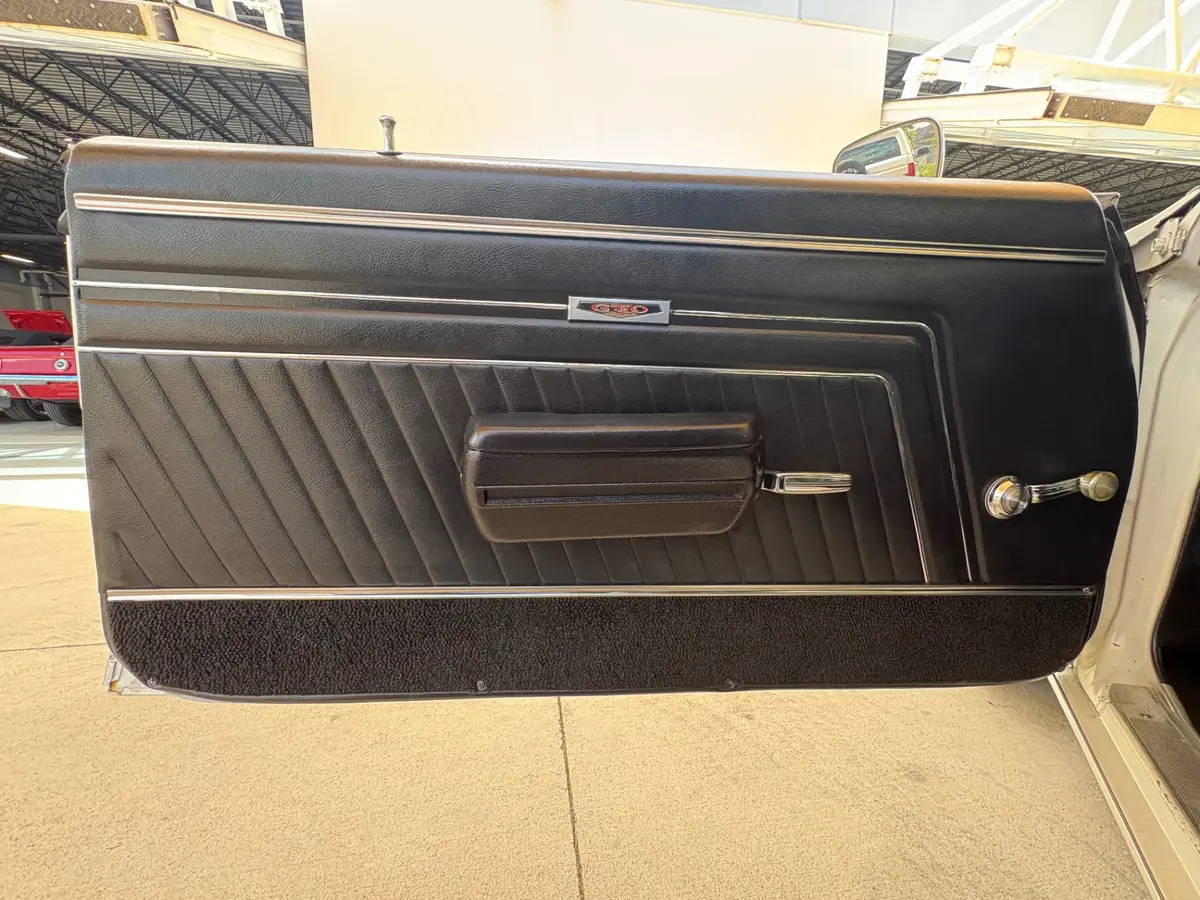 Vehicle photo 34