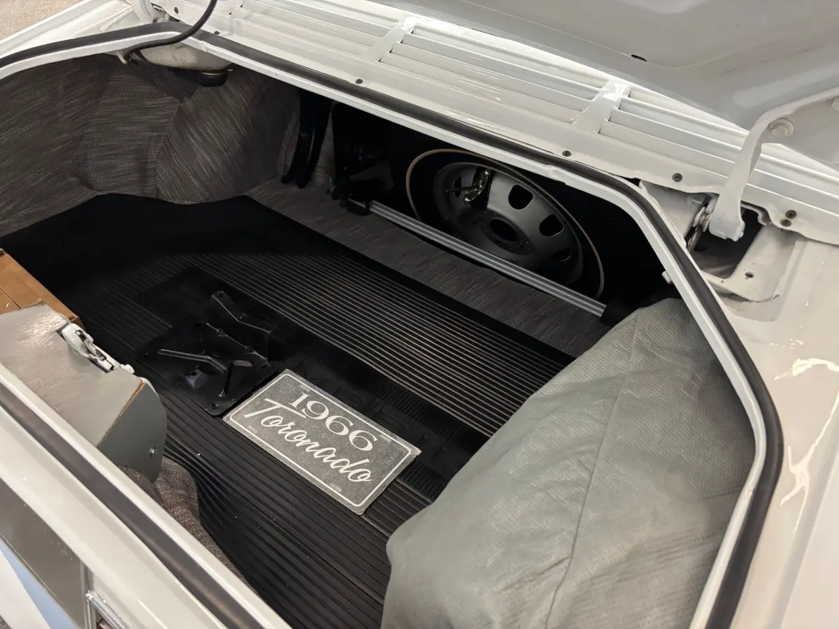 Vehicle photo 30