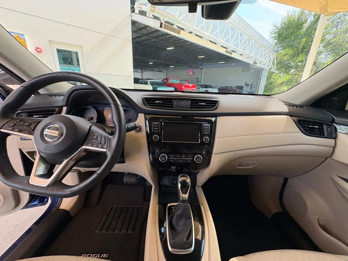 Vehicle photo 34