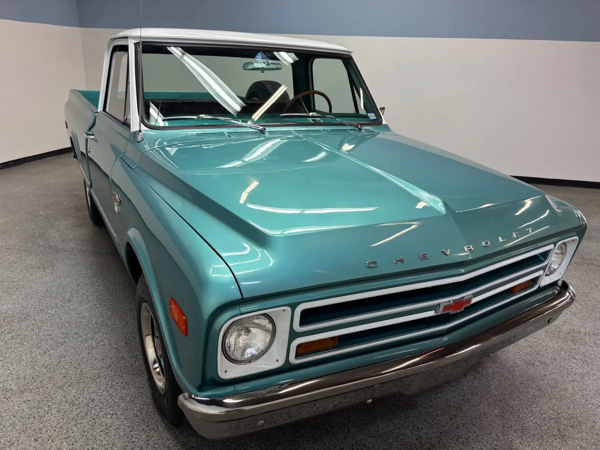 Vehicle photo 9
