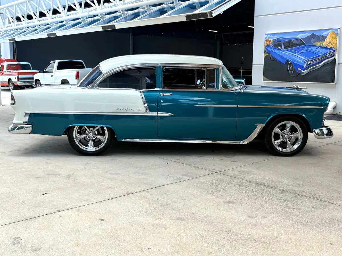Vehicle photo 5