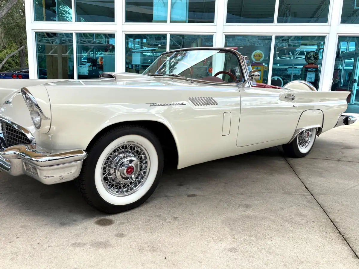 Vehicle photo 12