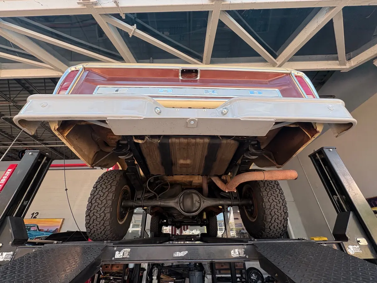Vehicle photo 43