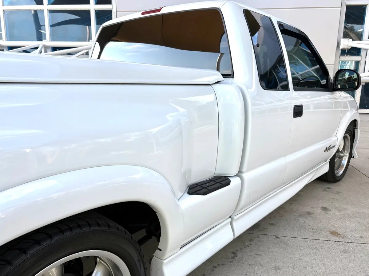 Vehicle photo 18