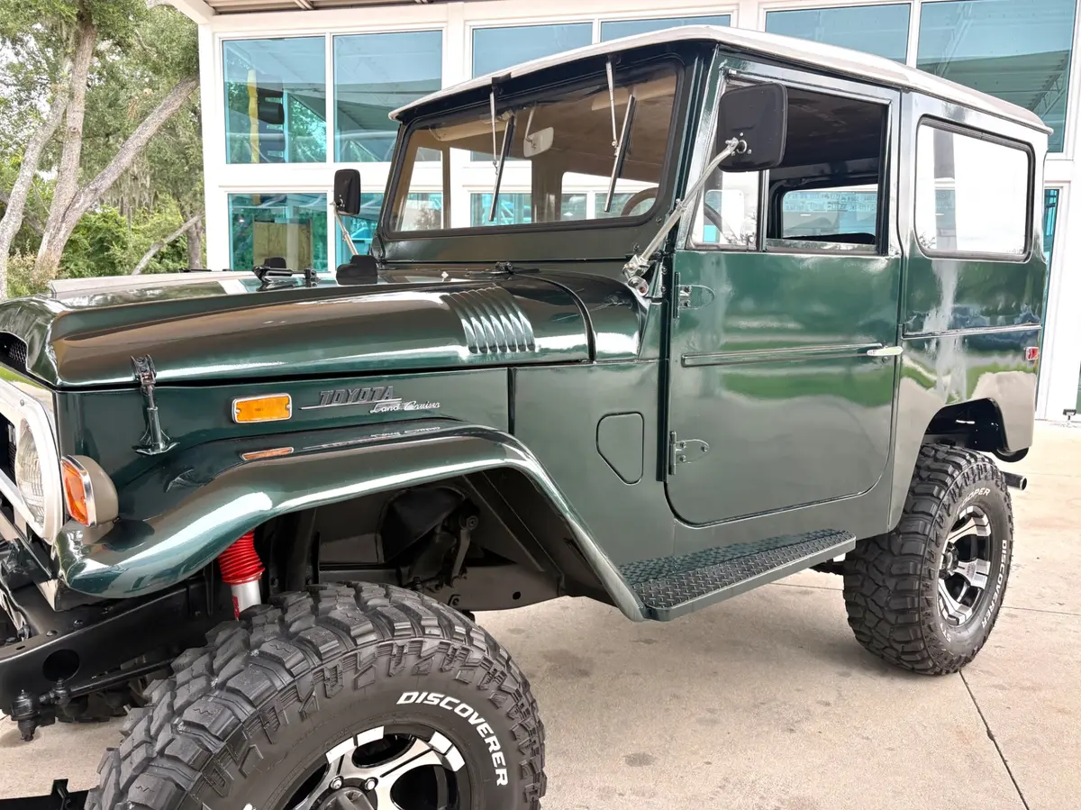 Vehicle photo 12