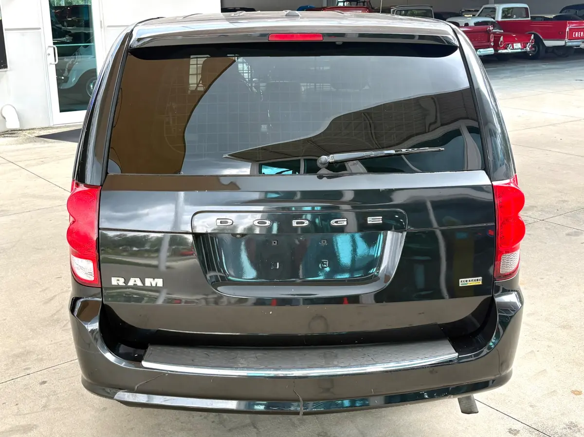 Vehicle photo 8